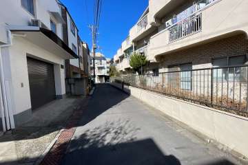 敷地の南側前面道路（東側から）