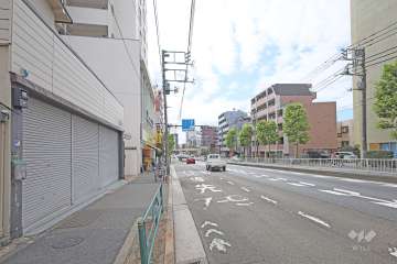 敷地西側の前面道路（北側から）