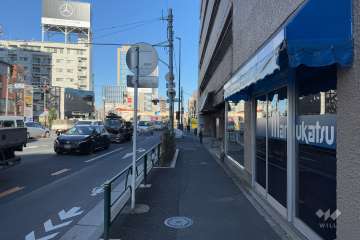 敷地の西側前面道路（南側から）