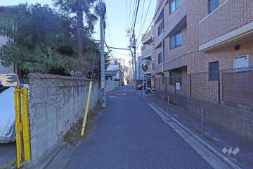 敷地北側の前面道路（西側から）