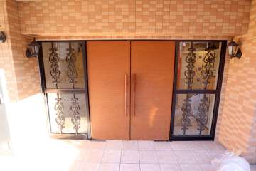 エントランスはオートロック付きです。