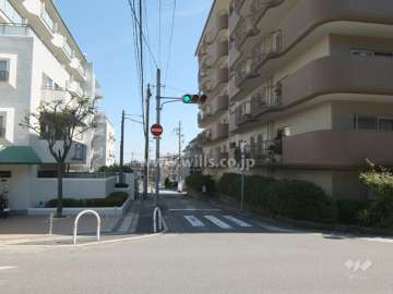 敷地北東側の前面道路（北西側から）