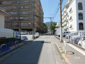 敷地北東側の前面道路（南東側から）