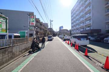 敷地東側の前面道路（北側から）