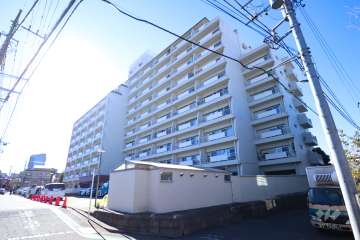 日商岩井方南町マンションの外観（北東側から）