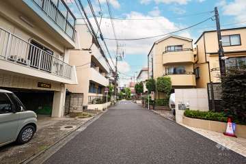 敷地西側の前面道路（南側から）