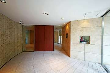 エントランスはオートロック付きです。