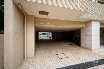 駐輪場の出入り口（リングシャッター付き）