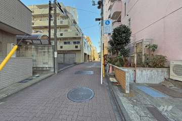 敷地の北側前面道路（西側から）