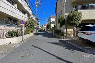 敷地の東側前面道路（南側から）