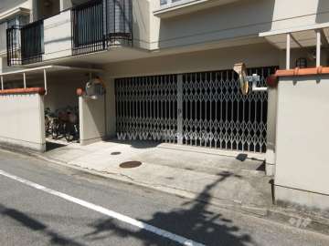 敷地内駐車場入り口と駐輪場