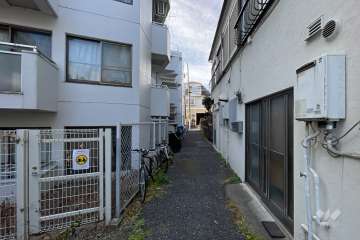 敷地西側の前面道路