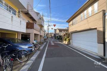 敷地西側の前面道路（北側から）