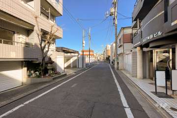 敷地西側の前面道路（南側から）