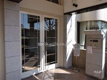 エントランスはオートロック付きです。