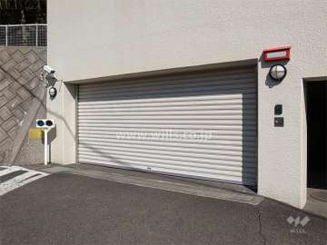 駐車場入口（シャッター付き）