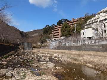 敷地の西側には芦屋川が流れています。