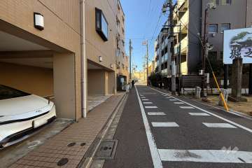敷地北側の前面道路（東側から）