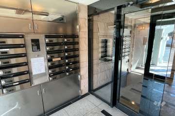 エントランスはオートロック付きです。