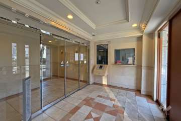 エントランスはオートロック付きです。