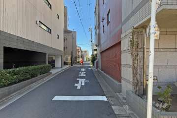 敷地南側の前面道路（東側から）