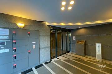 エントランスはオートロック付きです。