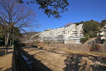 すぐ目の前に芦屋川が流れています。