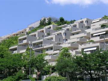 ひな壇型のマンションです