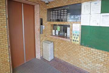 エントランス内とエレベーター