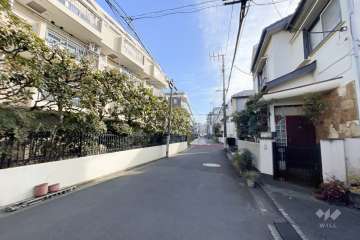 敷地の南側前面道路（西側から）