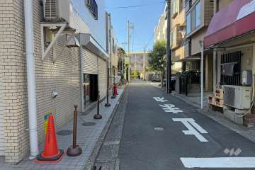 敷地の北側前面道路（東側から）