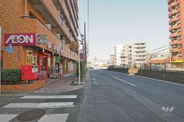 敷地東側の前面道路は環七通りです（南側から）。