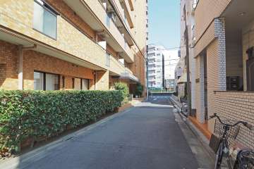 敷地南側の前面道路