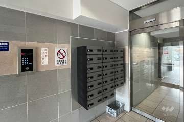 エントランスはオートロック付きです。