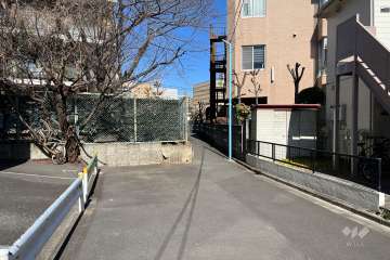 敷地の西側前面道路（南側から）