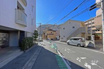 敷地の東側前面道路（北側から）