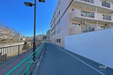 敷地の北側前面道路（西側から）