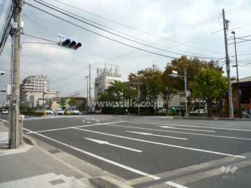 マンションの北側に国道2号線が通っています。