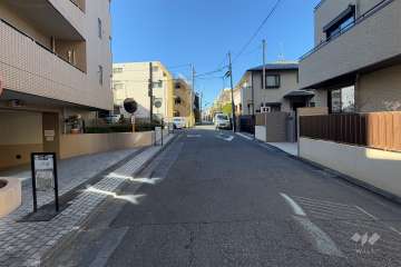 敷地の北側前面道路（東側から）