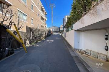 敷地東側の前面道路