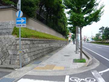 2号線側の道路はきれいに舗装されています