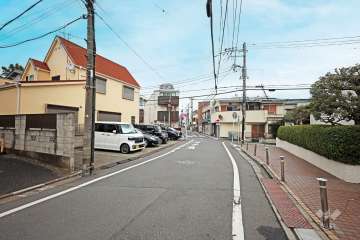 敷地北側の前面道路（西側から）