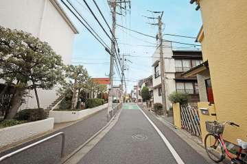 敷地東側の前面道路（南側から）