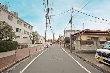 敷地北側の前面道路（東側から）