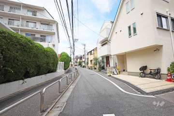 敷地東側の前面道路（南側から）