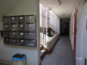 共用ポストと共用廊下