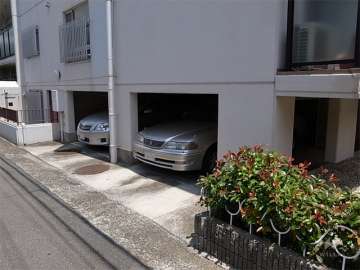 建物1階部分にある敷地内駐車場（平面式）