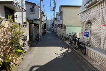 敷地の東側前面道路（北側から）