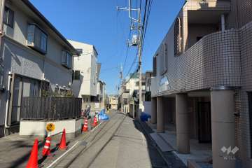 敷地の西側前面道路（南側から）