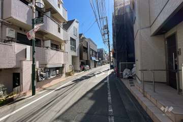 敷地南西側の前面道路（北西側から）